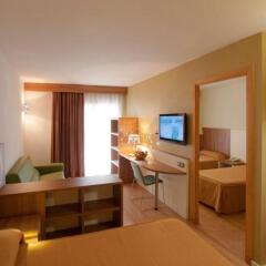 Отель Golden Avenida Suites сейф в номере