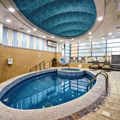 Saraya Corniche Hotel бассейн