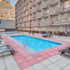 Отель Ramada Plaza by Wyndham Calgary Downtown Канада, Калгари - отзывы, цены и фото номеров - забронировать отель Ramada Plaza by Wyndham Calgary Downtown онлайн бассейн