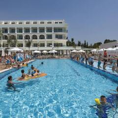 Отель Karmir Resort & Spa бассейн