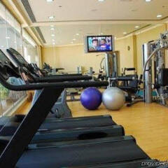 Отель Golden Tulip Suites Dubai фитнесс-зал