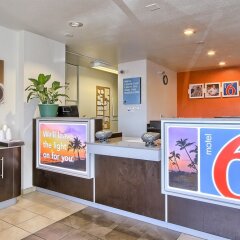 Отель Motel 6 Tulare интерьер отеля