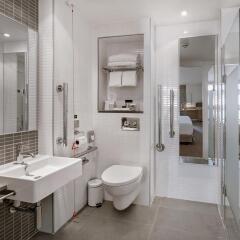 Отель DoubleTree by Hilton Hotel London - Tower of London Великобритания, Лондон - отзывы, цены и фото номеров - забронировать отель DoubleTree by Hilton Hotel London - Tower of London онлайн ванная