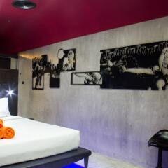 Nicky's Handlebar Hotel гостиничный бар