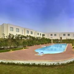 Отель Four Points by Sheraton New Delhi, Airport Highway бассейн