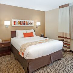 Отель Hawthorn Suites by Wyndham Chicago Schaumburg комната для гостей фото 3