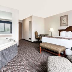 Отель Baymont Inn & Suites Columbus/Rickenbacker Колумбус спа