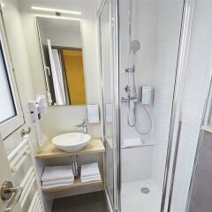 Отель Campanile Paris 14 - Maine Montparnasse Франция, Париж - 3 отзыва об отеле, цены и фото номеров - забронировать отель Campanile Paris 14 - Maine Montparnasse онлайн ванная фото 2