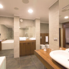 Отель Holiday Inn Krakow City Centre Польша, Краков - 4 отзыва об отеле, цены и фото номеров - забронировать отель Holiday Inn Krakow City Centre онлайн ванная фото 2