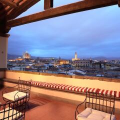Отель All-Suites Palazzo Magnani Feroni Италия, Флоренция - 1 отзыв об отеле, цены и фото номеров - забронировать отель All-Suites Palazzo Magnani Feroni онлайн балкон