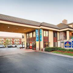 Отель Best Western Plus Raffles Inn & Suites парковка