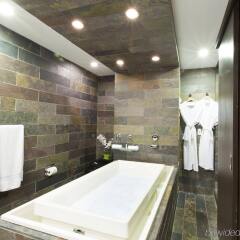 Отель Executive Hotel Cosmopolitan Toronto Канада, Торонто - отзывы, цены и фото номеров - забронировать отель Executive Hotel Cosmopolitan Toronto онлайн ванная
