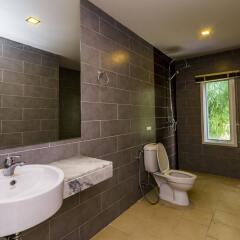 Baan Lukkan Resort Hotel Патонг ванная