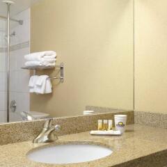 Отель Days Inn by Wyndham Calgary South Канада, Калгари - отзывы, цены и фото номеров - забронировать отель Days Inn by Wyndham Calgary South онлайн ванная фото 2