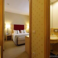 Отель Holiday Inn Milan - Garibaldi Station сейф в номере
