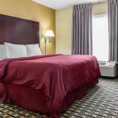 Отель Clarion Inn & Suites Northwest комната для гостей