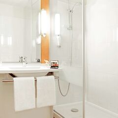 Отель ibis Paris 17 Clichy-Batignolles - formerly Berthier Франция, Париж - 10 отзывов об отеле, цены и фото номеров - забронировать отель ibis Paris 17 Clichy-Batignolles - formerly Berthier онлайн ванная фото 2