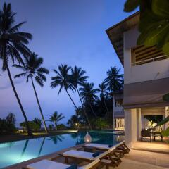 Отель Sri Villas бассейн