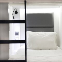 Wink Hostel Сингапур сейф в номере