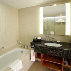 Отель Ramada Plaza Shanghai Pudong Airport Китай, Шанхай - отзывы, цены и фото номеров - забронировать отель Ramada Plaza Shanghai Pudong Airport онлайн ванная фото 2