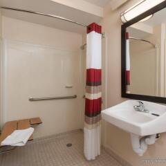 Отель Red Roof Inn PLUS+ Columbus-Ohio State University OSU ванная