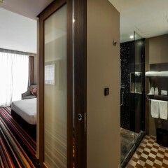 Отель The Continent Bangkok by Compass Hospitality ванная фото 2