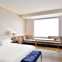 Отель Andaz Delhi - a concept by Hyatt Индия, Нью-Дели - отзывы, цены и фото номеров - забронировать отель Andaz Delhi - a concept by Hyatt онлайн комната для гостей фото 2