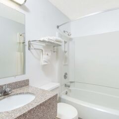 Отель Days Inn by Wyndham Great Bend США, Хойзингтон - отзывы, цены и фото номеров - забронировать отель Days Inn by Wyndham Great Bend онлайн ванная фото 2