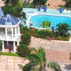 Отель Holiday Haven бассейн