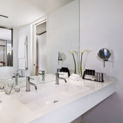 Отель Meliá Barcelona Sky ванная