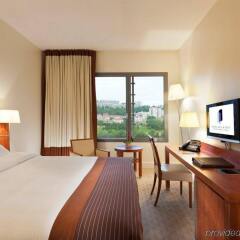 Отель Crowne Plaza Lyon - Cite Internationale Франция, Лион - 1 отзыв об отеле, цены и фото номеров - забронировать отель Crowne Plaza Lyon - Cite Internationale онлайн комната для гостей фото 4
