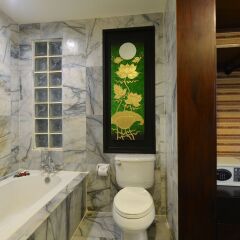 Отель Andaman White Beach Resort Таиланд, пляж Банг-Тао - 3 отзыва об отеле, цены и фото номеров - забронировать отель Andaman White Beach Resort онлайн ванная