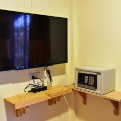 Отель Archery Lanta House Ланта сейф в номере