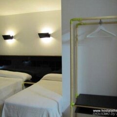 Отель Hostal Athenas сейф в номере