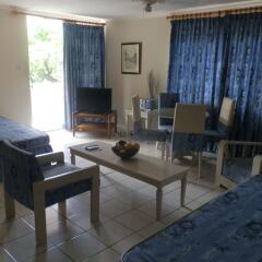Апартаменты Beach Club 1 Bedroom Apartment комната для гостей