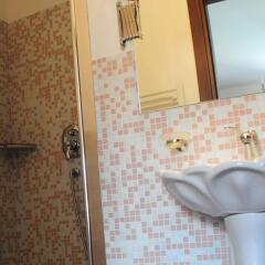 Отель Little Rhome Suites ванная