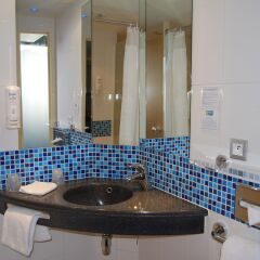 Отель Holiday Inn Express Toulouse Airport Франция, Бланьяк - отзывы, цены и фото номеров - забронировать отель Holiday Inn Express Toulouse Airport онлайн ванная фото 2