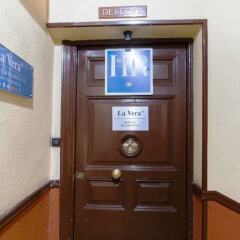 Отель Hostal La Vera банкомат