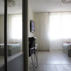 Апартаменты LOFT STUDIO Oktyabrya 52 комната для гостей фото 3