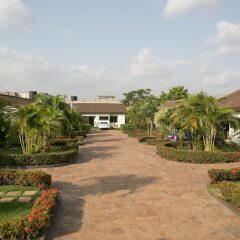 Отель Traveller's Palm Court парковка