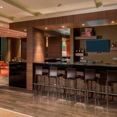 Отель Hampton by Hilton Cali гостиничный бар