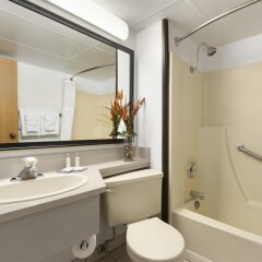 Отель Travelodge by Wyndham Calgary International Airport South Канада, Калгари - отзывы, цены и фото номеров - забронировать отель Travelodge by Wyndham Calgary International Airport South онлайн ванная