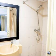 Отель Crystal Inn Phuket ванная