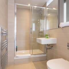 Отель Greenwich Two Bed Flat, with Pool &Parking ванная