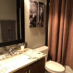 Отель Luxury Bowness Getaway Канада, Калгари - отзывы, цены и фото номеров - забронировать отель Luxury Bowness Getaway онлайн ванная фото 2