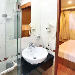 Отель ZEN Rooms Surawong ванная фото 2