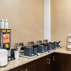 Отель Comfort Inn Airport Блумингтон приотельная территория