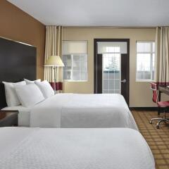 Отель Four Points by Sheraton Hotel & Suites Calgary West Канада, Калгари - отзывы, цены и фото номеров - забронировать отель Four Points by Sheraton Hotel & Suites Calgary West онлайн комната для гостей фото 2