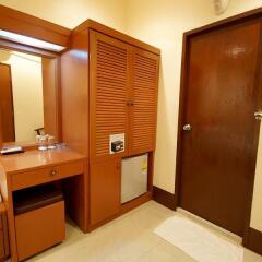 Отель Walking Street Guest House Паттайя сейф в номере