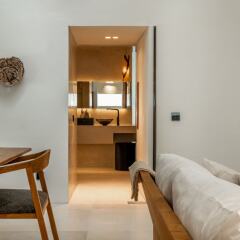 Отель Bisma Eight Ubud сейф в номере